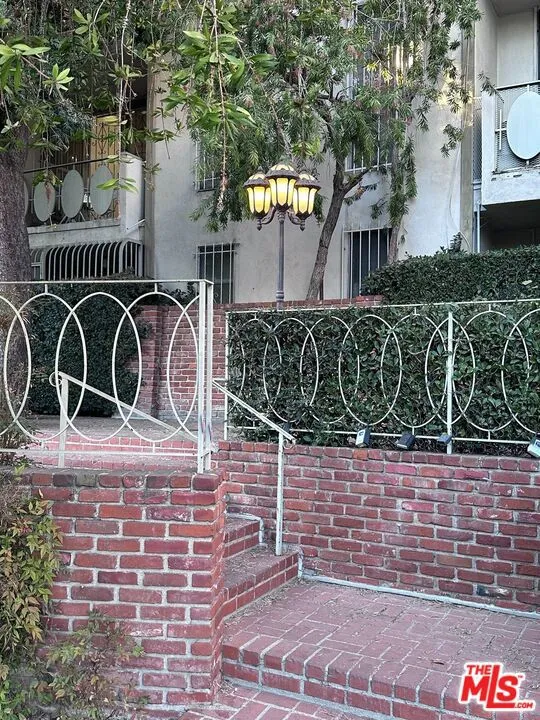 4255 W 5th Street #209 Los Angeles, CA 90020