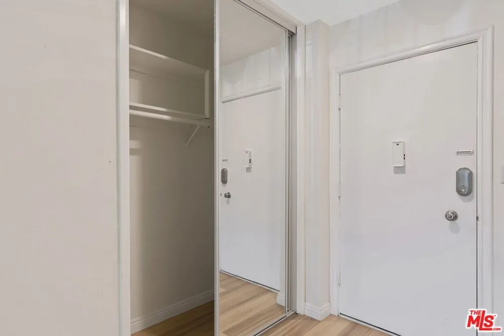 4255 W 5th Street #209 Los Angeles, CA 90020