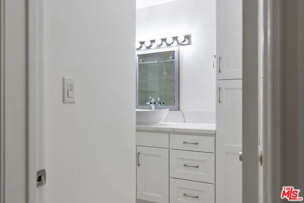 4255 W 5th Street #209 Los Angeles, CA 90020