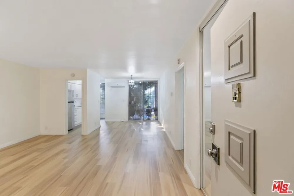 4255 W 5th Street #209 Los Angeles, CA 90020