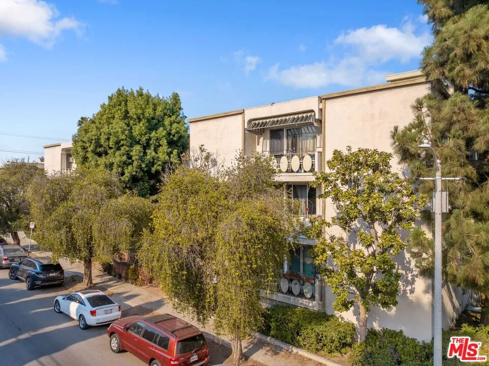 4255 W 5th Street #209 Los Angeles, CA 90020
