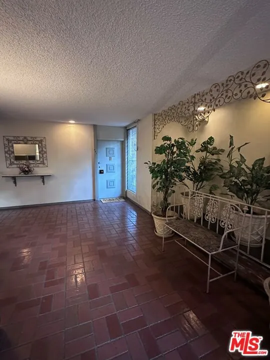 4255 W 5th Street #209 Los Angeles, CA 90020