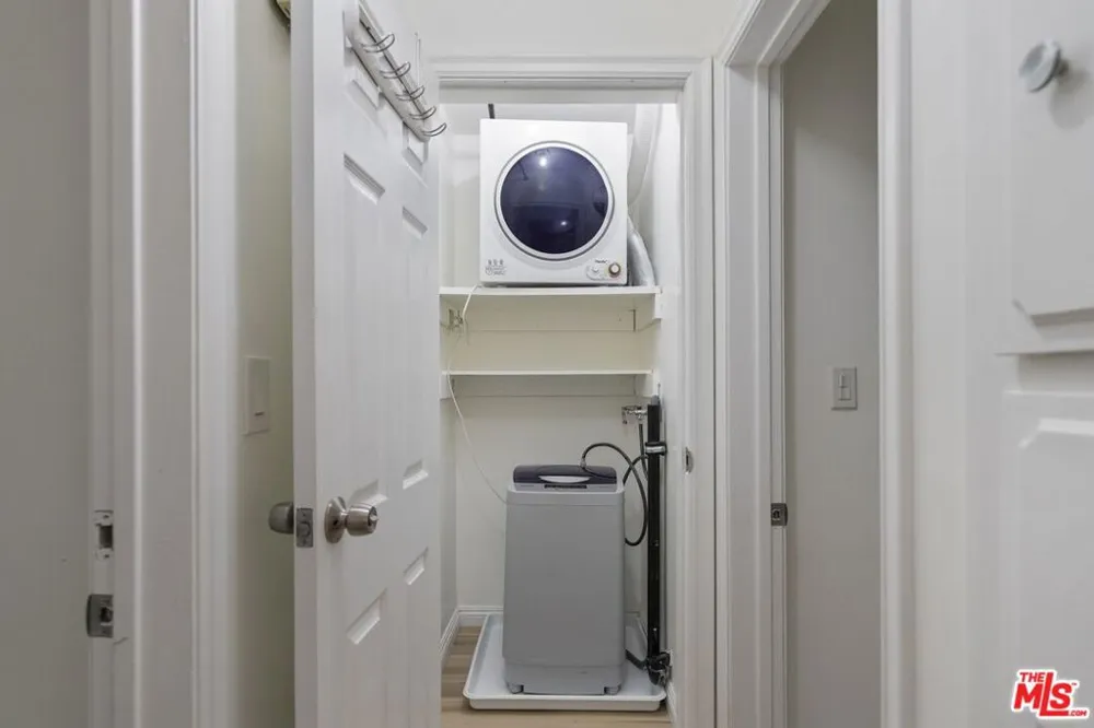 4255 W 5th Street #209 Los Angeles, CA 90020