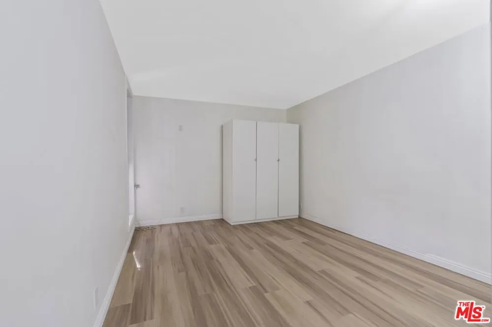 4255 W 5th Street #209 Los Angeles, CA 90020