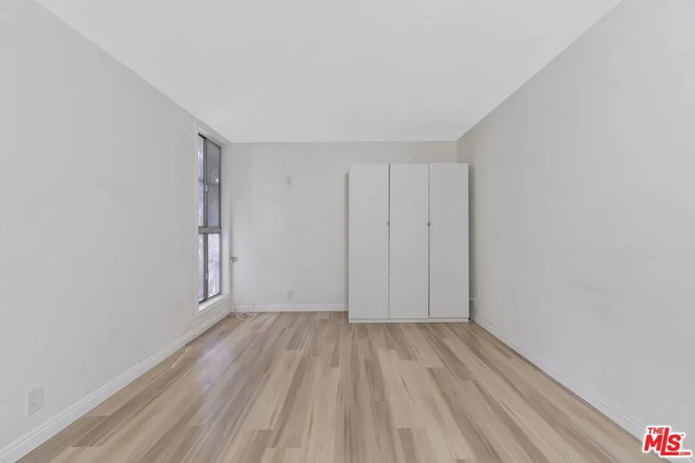 4255 W 5th Street #209 Los Angeles, CA 90020