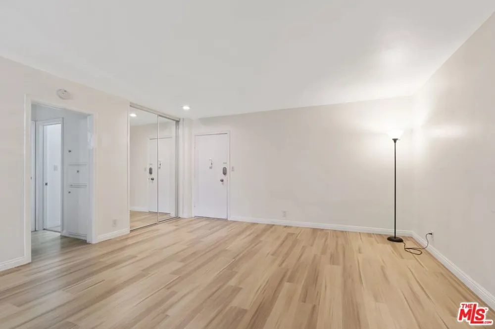 4255 W 5th Street #209 Los Angeles, CA 90020