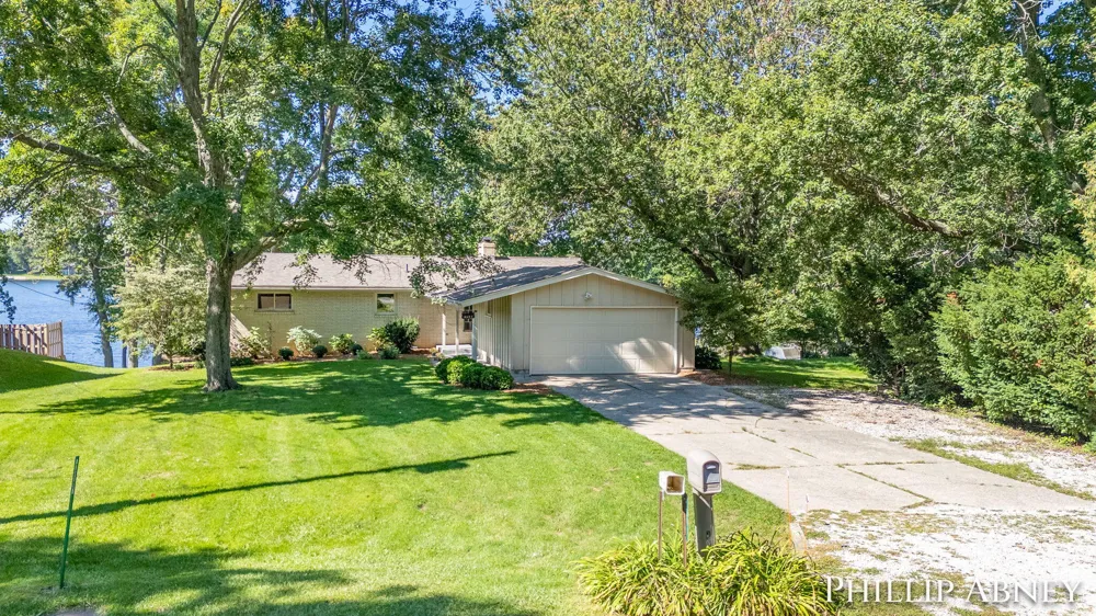 8391 Cowan Lake Drive NE Grattan Township, MI 49341