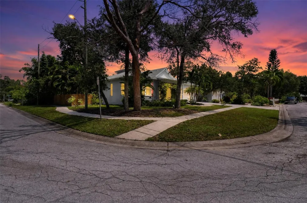 652 KENNETH WAY Tarpon Springs, FL 34689