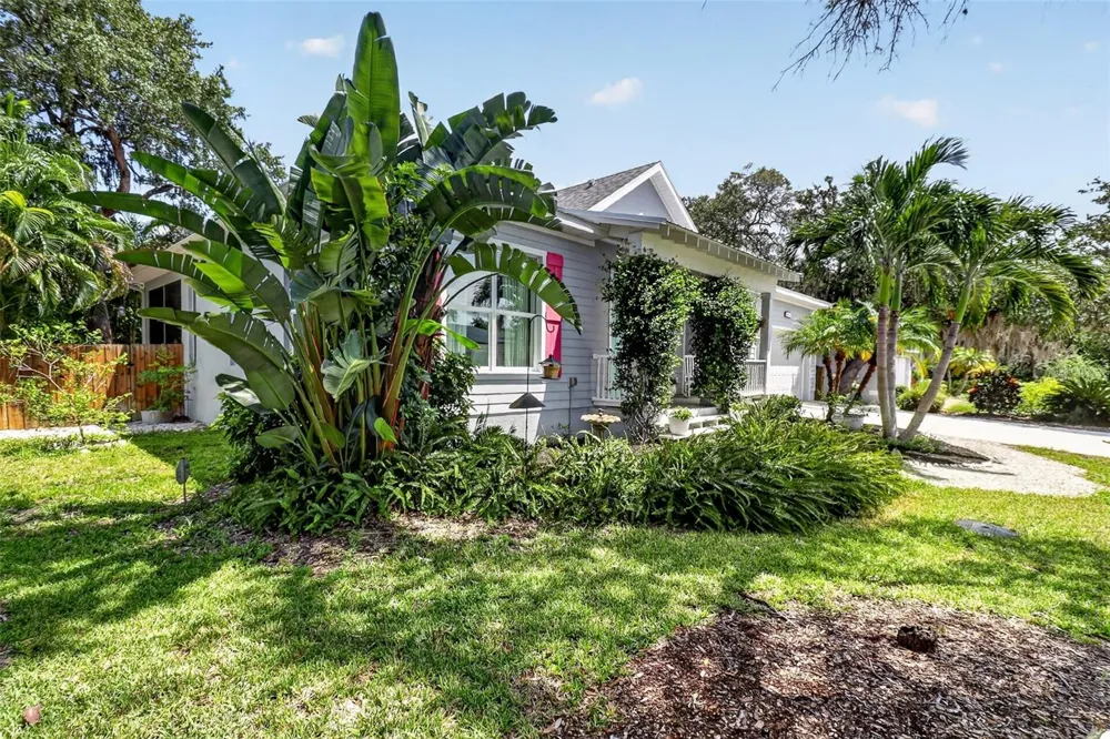 652 KENNETH WAY Tarpon Springs, FL 34689