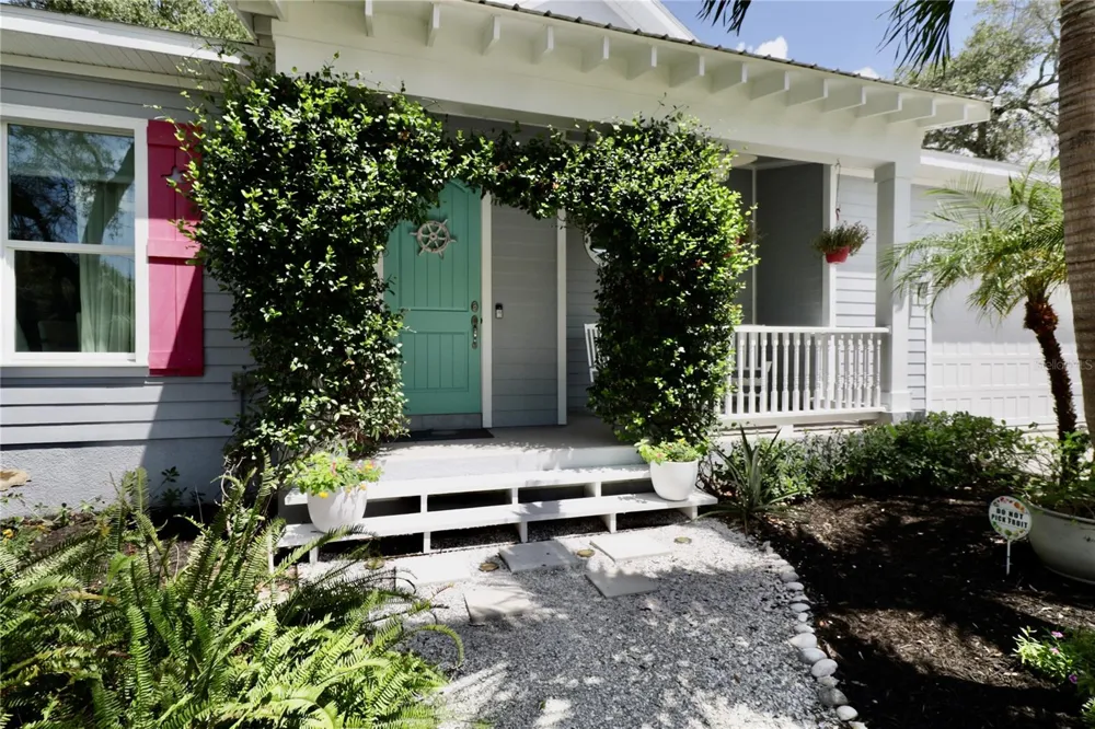 652 KENNETH WAY Tarpon Springs, FL 34689