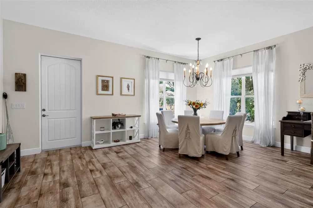 652 KENNETH WAY Tarpon Springs, FL 34689