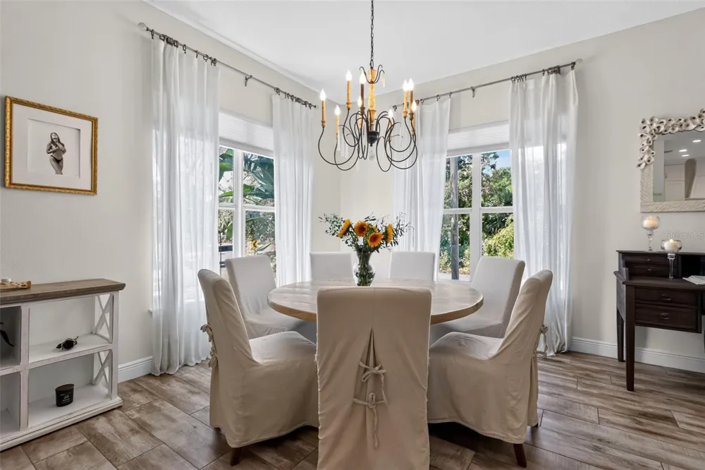 652 KENNETH WAY Tarpon Springs, FL 34689