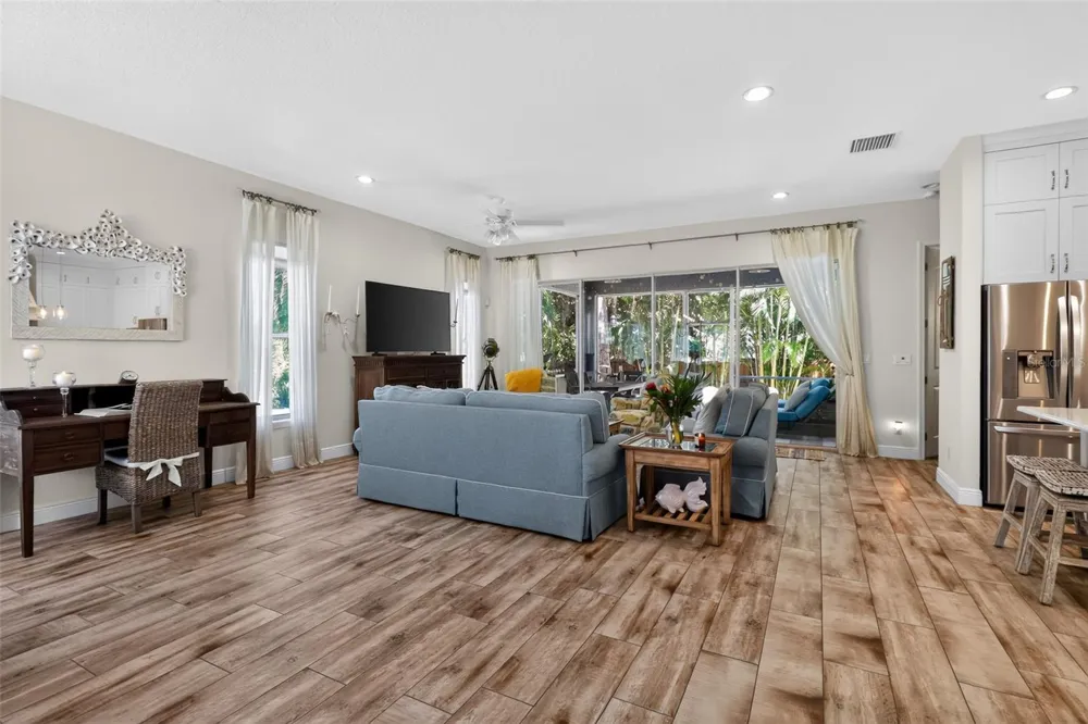 652 KENNETH WAY Tarpon Springs, FL 34689
