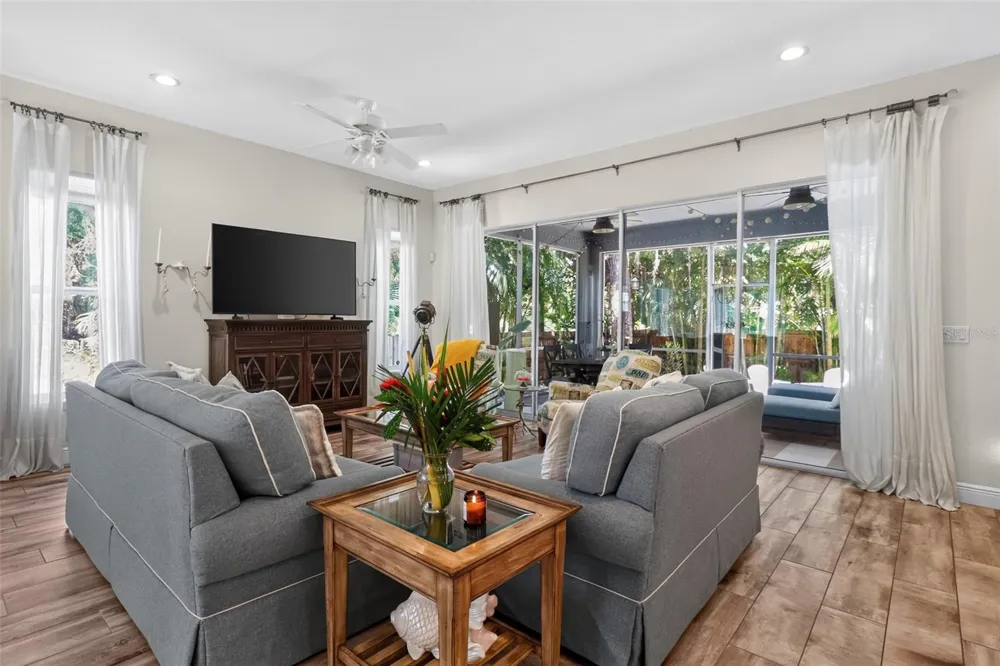 652 KENNETH WAY Tarpon Springs, FL 34689