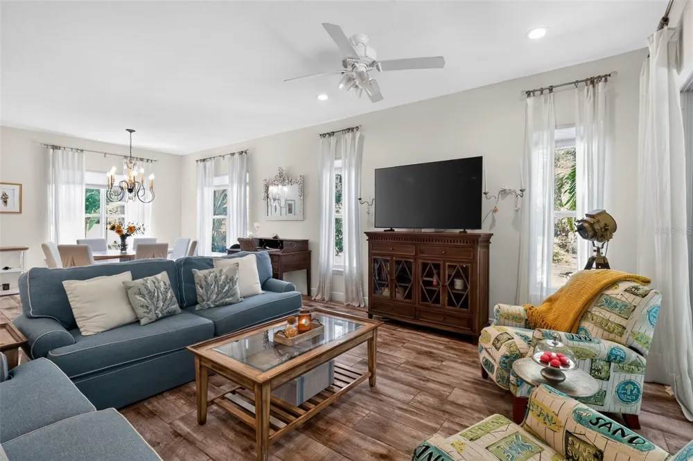 652 KENNETH WAY Tarpon Springs, FL 34689