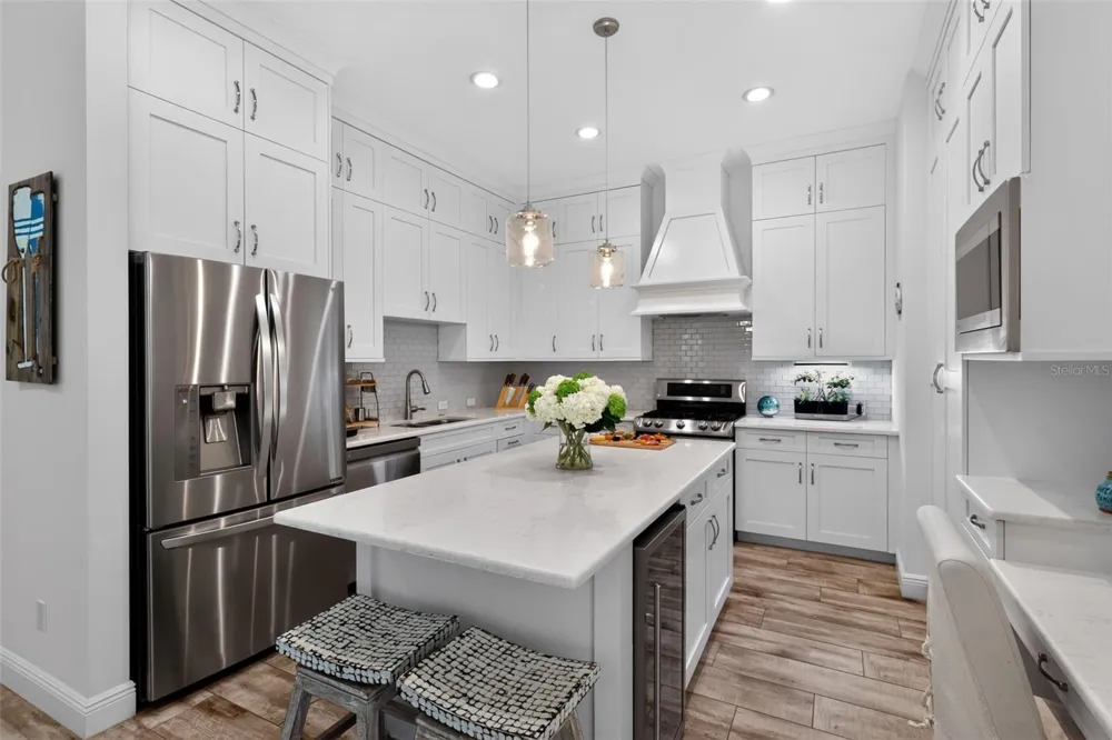 652 KENNETH WAY Tarpon Springs, FL 34689