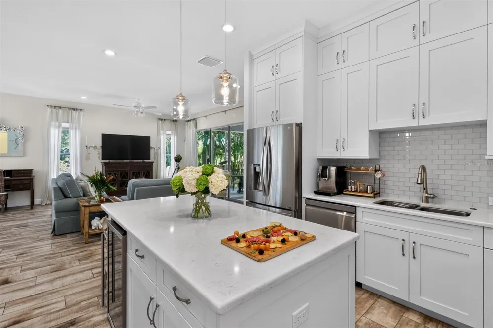 652 KENNETH WAY Tarpon Springs, FL 34689