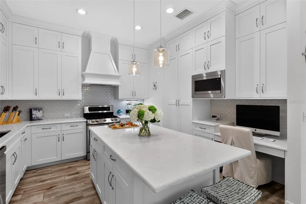 652 KENNETH WAY Tarpon Springs, FL 34689