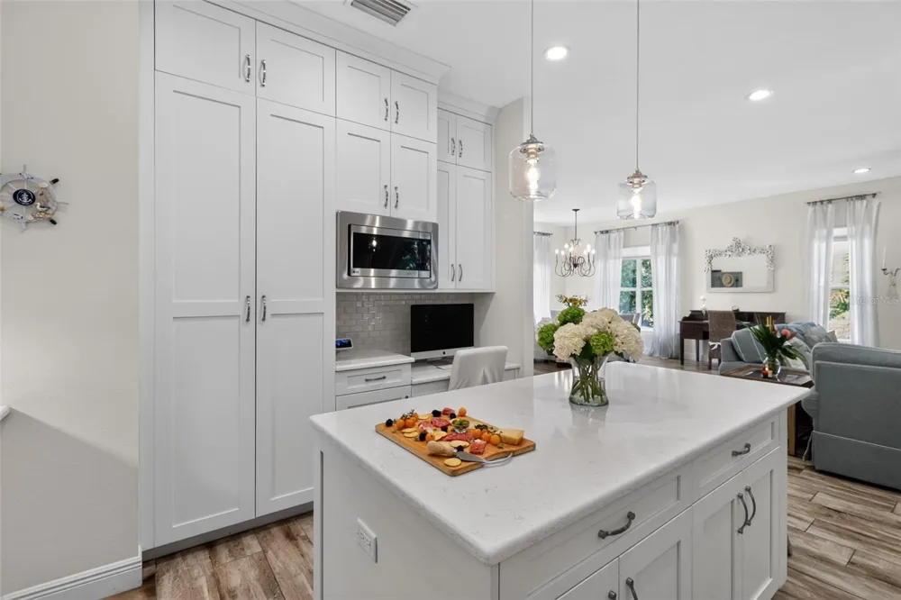 652 KENNETH WAY Tarpon Springs, FL 34689