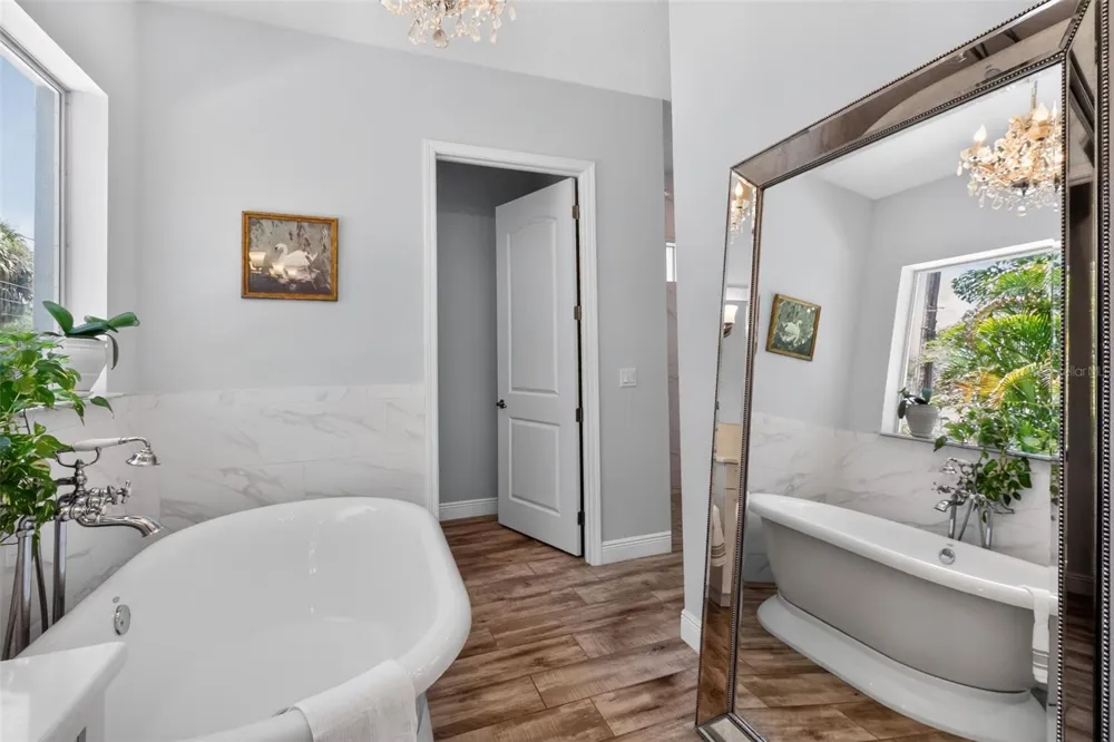 652 KENNETH WAY Tarpon Springs, FL 34689