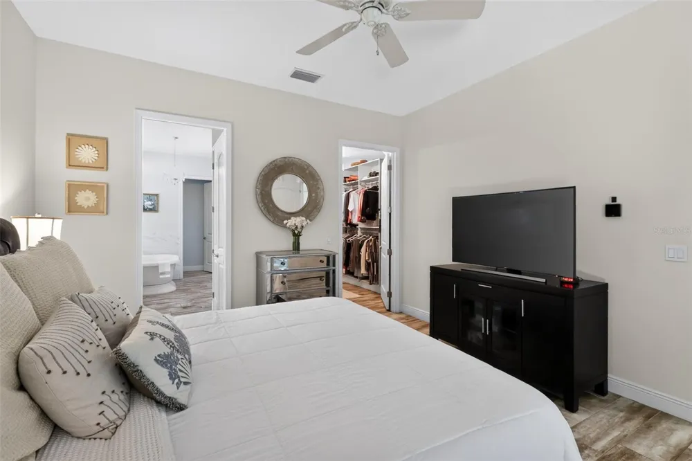 652 KENNETH WAY Tarpon Springs, FL 34689