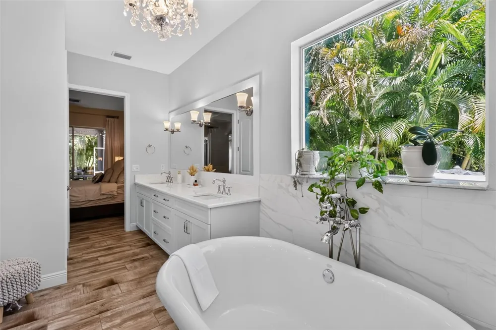 652 KENNETH WAY Tarpon Springs, FL 34689