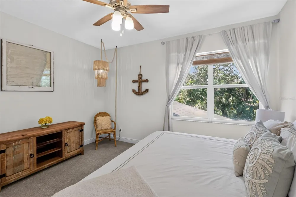 652 KENNETH WAY Tarpon Springs, FL 34689