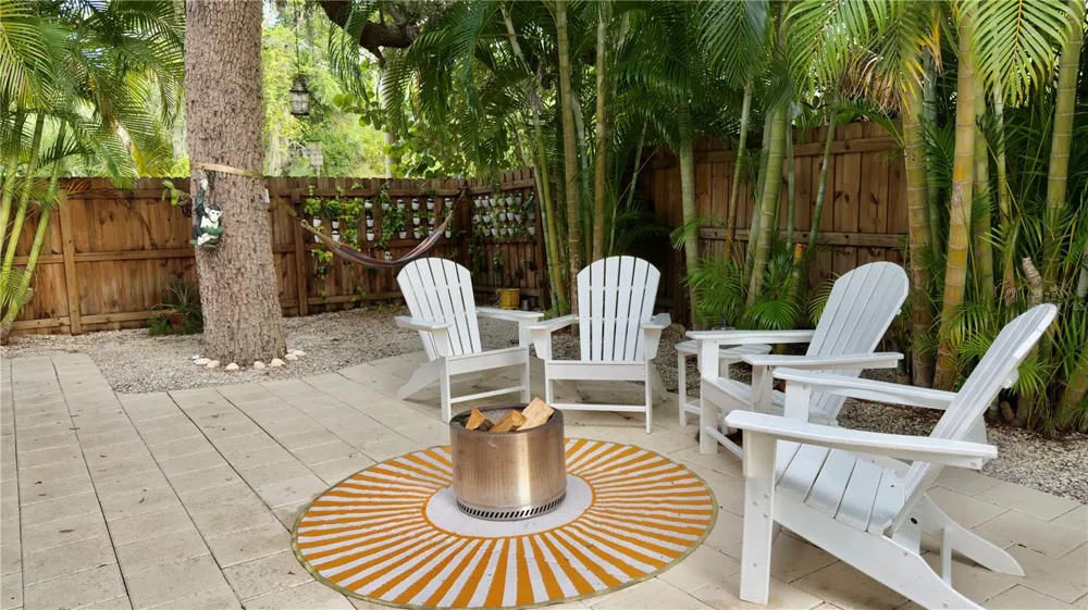 652 KENNETH WAY Tarpon Springs, FL 34689