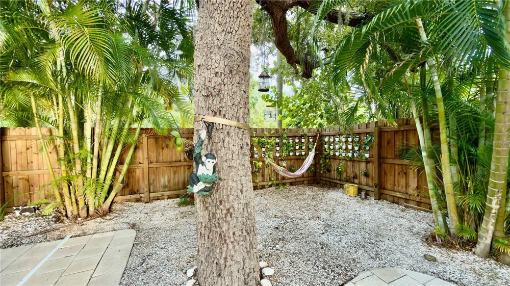 652 KENNETH WAY Tarpon Springs, FL 34689