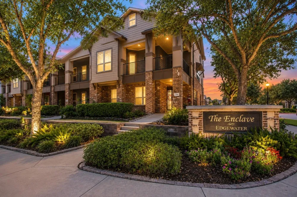 704 Water Street Webster, TX 77598