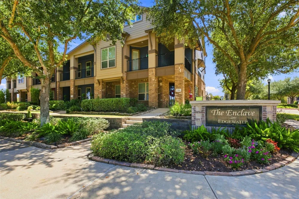 704 Water Street Webster, TX 77598