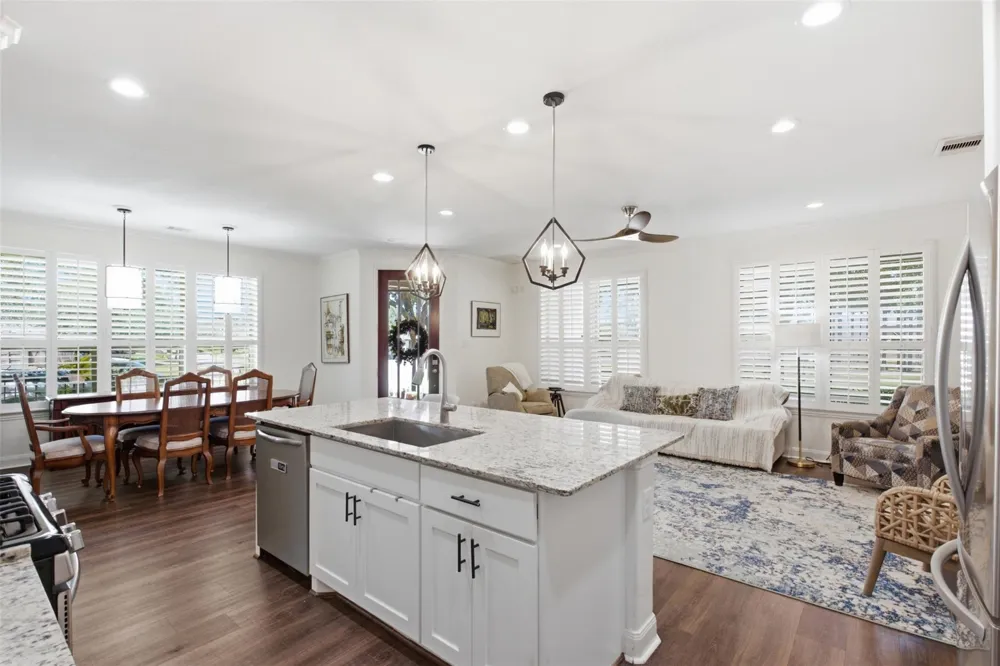 704 Water Street Webster, TX 77598