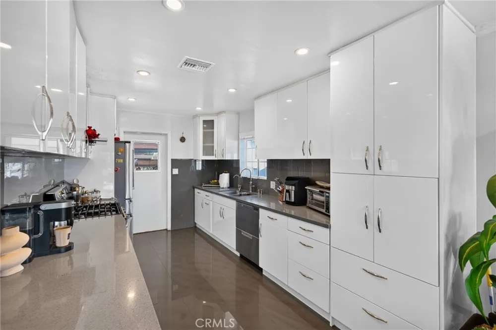 12327 Saticoy Street North Hollywood, CA 91605