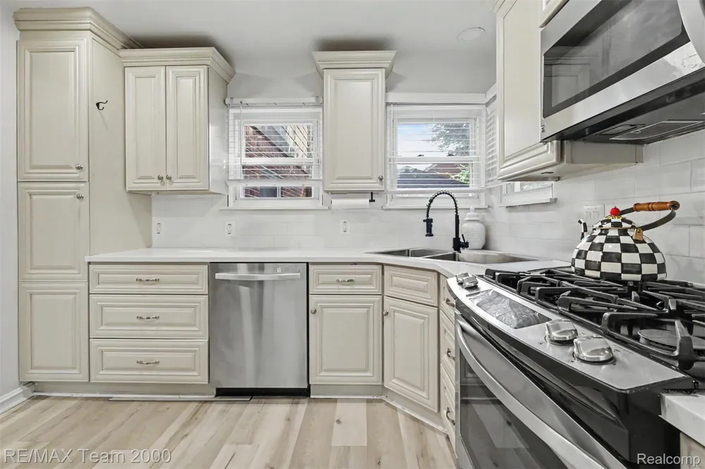 22331 Watsonia Street Dearborn City, MI 48128