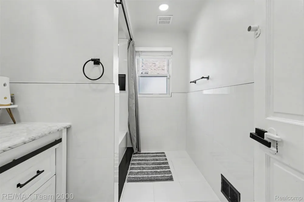 22331 Watsonia Street Dearborn City, MI 48128