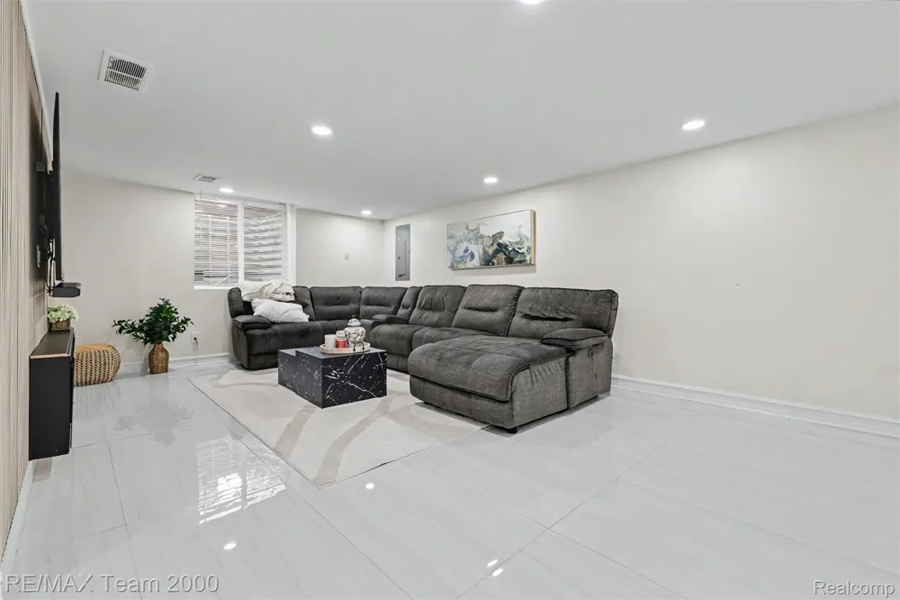 22331 Watsonia Street Dearborn City, MI 48128