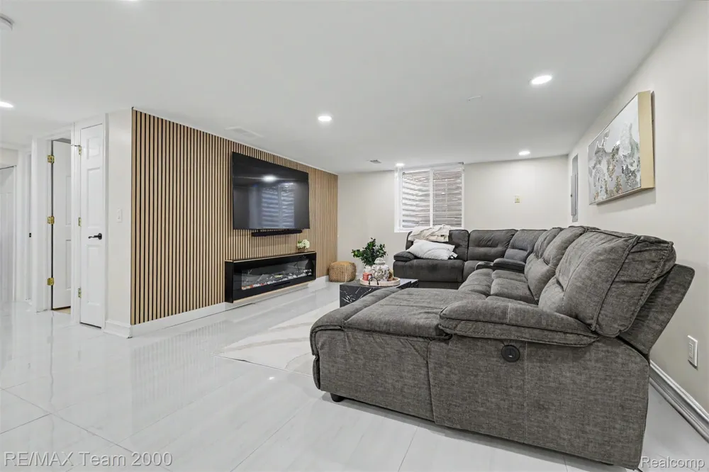 22331 Watsonia Street Dearborn City, MI 48128