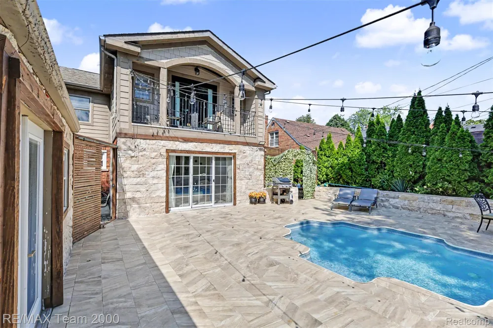 22331 Watsonia Street Dearborn City, MI 48128