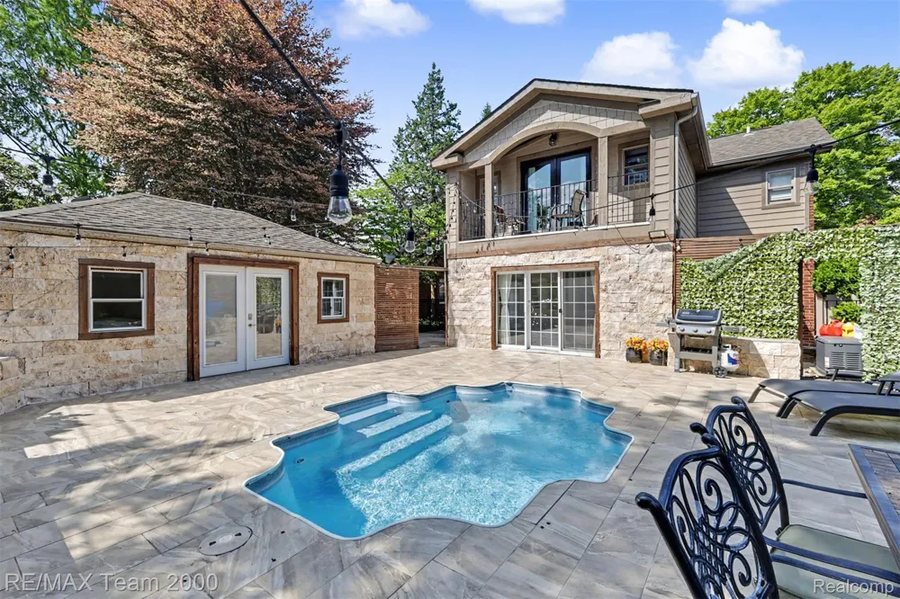 22331 Watsonia Street Dearborn City, MI 48128