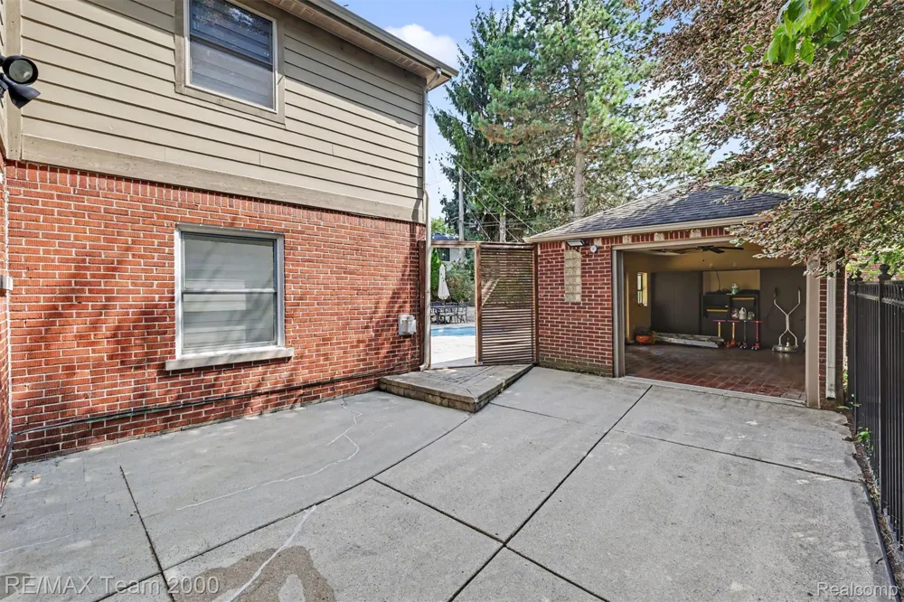 22331 Watsonia Street Dearborn City, MI 48128