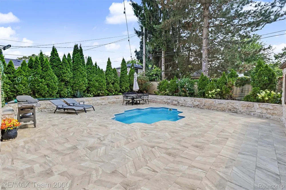 22331 Watsonia Street Dearborn City, MI 48128