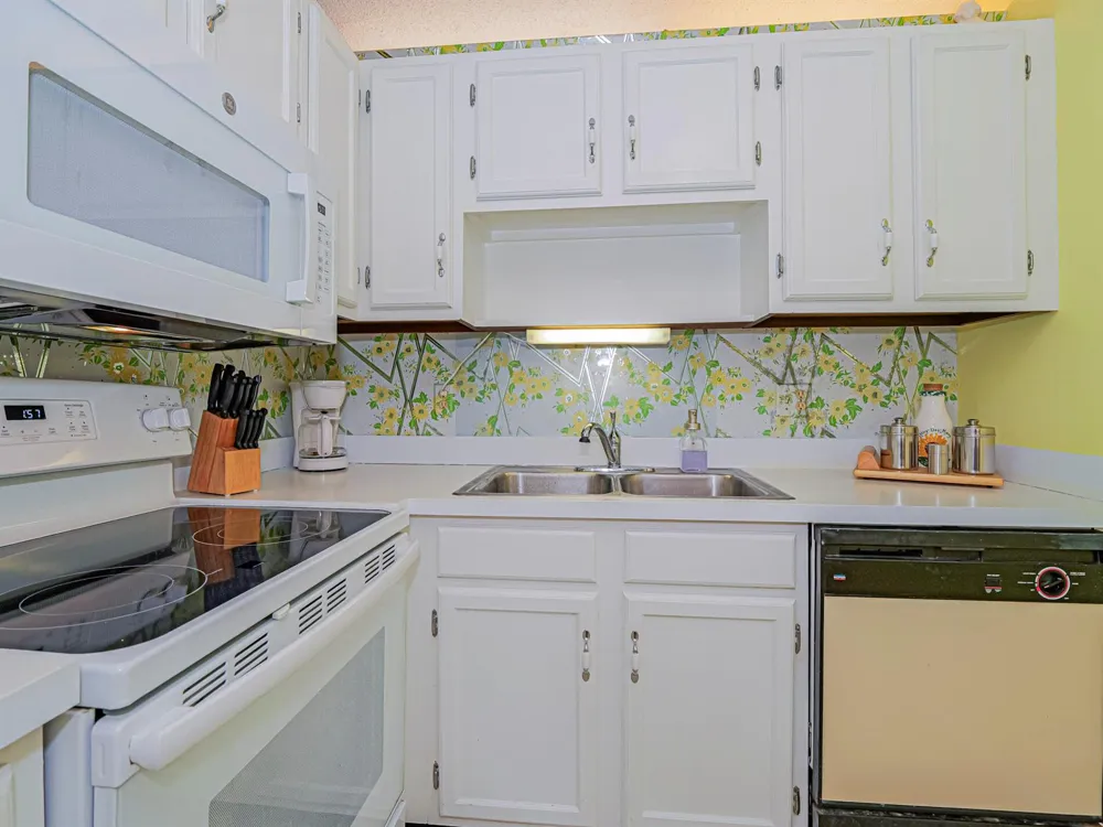 41 WOODLAND DRIVE #205 Vero Beach, FL 32962