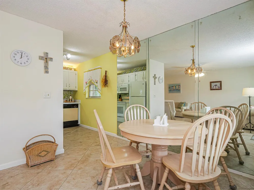 41 WOODLAND DRIVE #205 Vero Beach, FL 32962