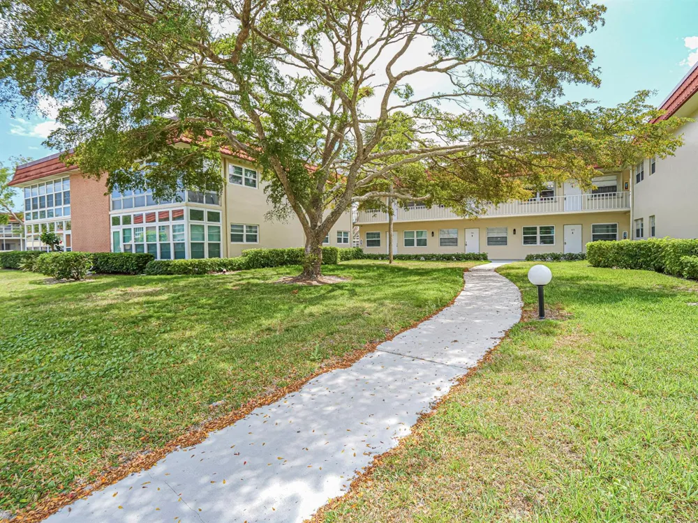 41 WOODLAND DRIVE #205 Vero Beach, FL 32962