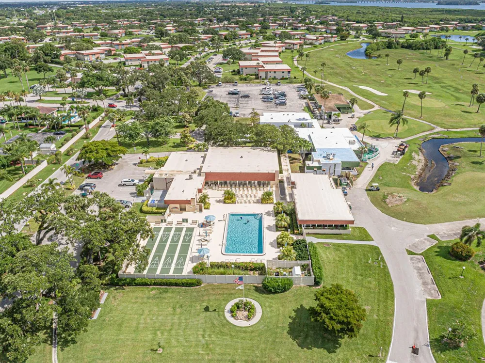 41 WOODLAND DRIVE #205 Vero Beach, FL 32962