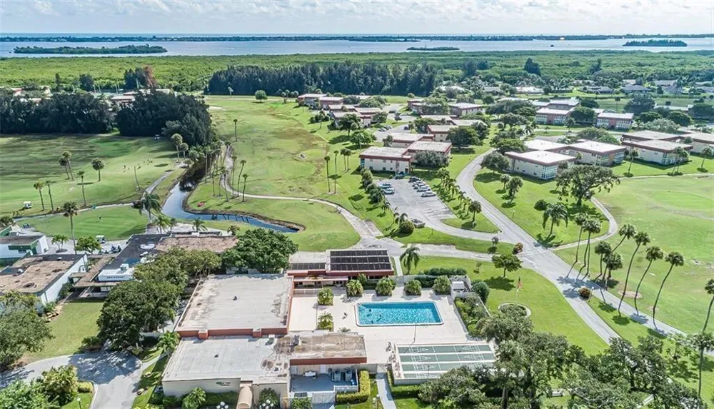 41 WOODLAND DRIVE #205 Vero Beach, FL 32962
