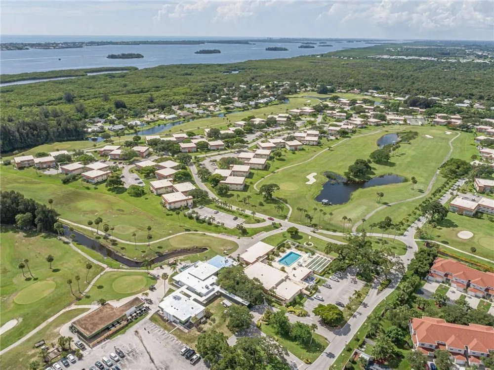 41 WOODLAND DRIVE #205 Vero Beach, FL 32962