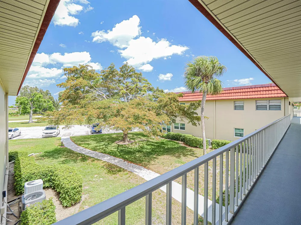 41 WOODLAND DRIVE #205 Vero Beach, FL 32962