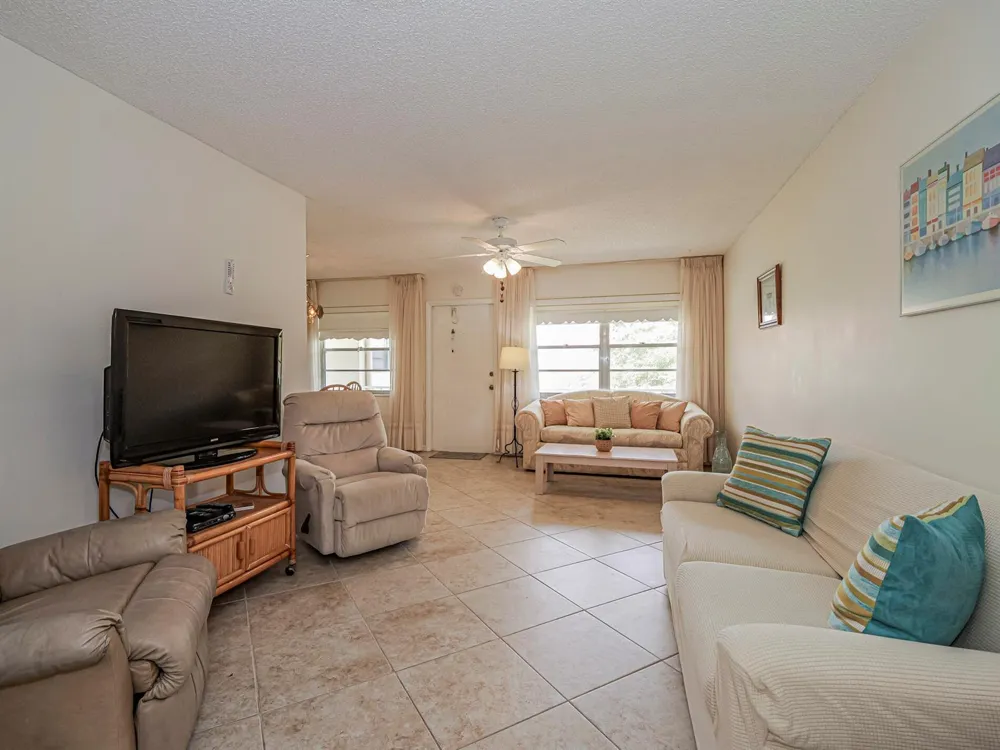 41 WOODLAND DRIVE #205 Vero Beach, FL 32962