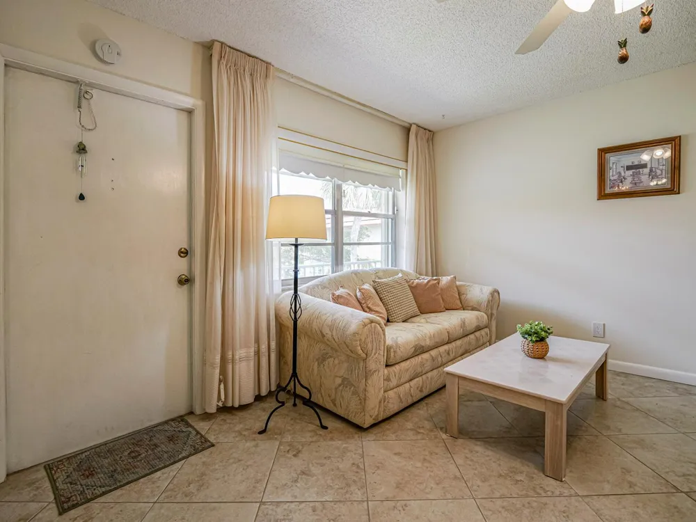 41 WOODLAND DRIVE #205 Vero Beach, FL 32962